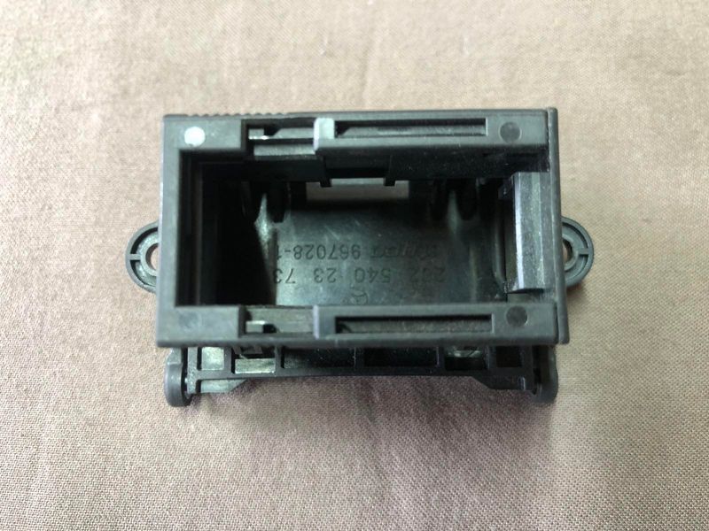 Кронштейн кришки розетки діагностики 2025402373 Mercedes W251 R-class б.в. 2025402373 фото