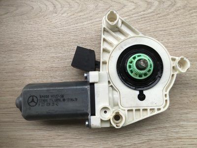 Моторчик склопідіймача двері передній правий 221 820 28 42 Mercedes W221, S клас б.в 221 820 28 42 фото