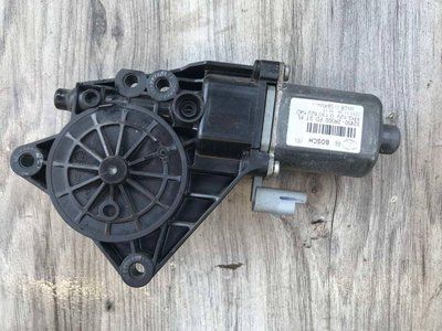 Моторчик склопідйомника передніх лівих дверей Hyundai i30 2007-2012р, б.в. 824502R000 824502R000 фото