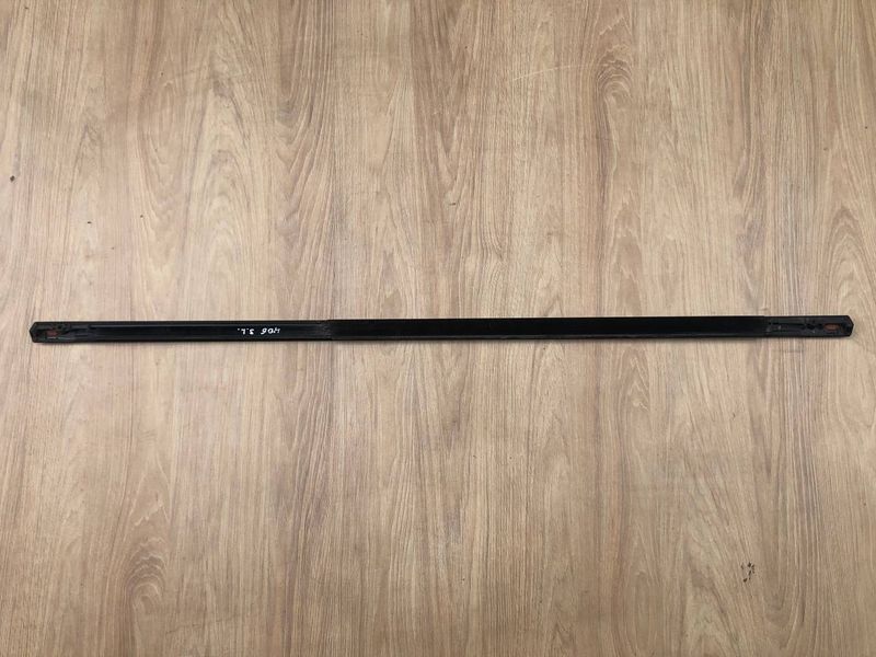 Уплотнитель стекла задней левой двери LR034043, CK5225597AE Range Rover Vogue L405 б.у. LR034043, CK5225597AE фото