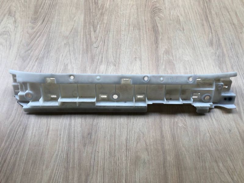 Кріплення, опора передньої лівої накладки порога LR108266, CPLA107B01A Range Rover Vogue L405 б.в. LR108266, CPLA107B01A фото