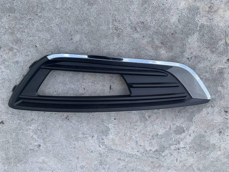 Решітка переднього бампера ліва з хромом Ford Focus MK3, 2014-2018 р., USA, F1EB15A299B. F1EB15A299B фото