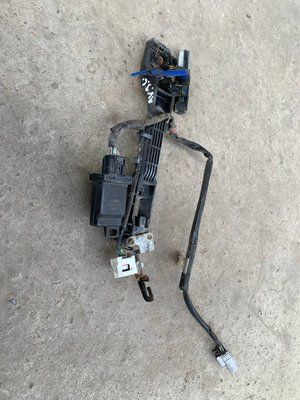 Кронштейн ручки задних левых дверей с актуатором Toyota Avalon GSX30, 2005-2012 г., 69204AC020, б.у. 69204AC020 фото