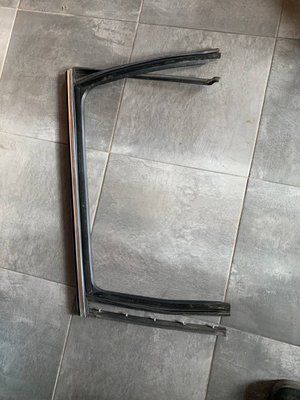 Ущільнювач скла задніх правих дверей Volkswagen Passat B6, 2005-2011 р., 3C9839432C, б.в. 3C9839432C1 фото