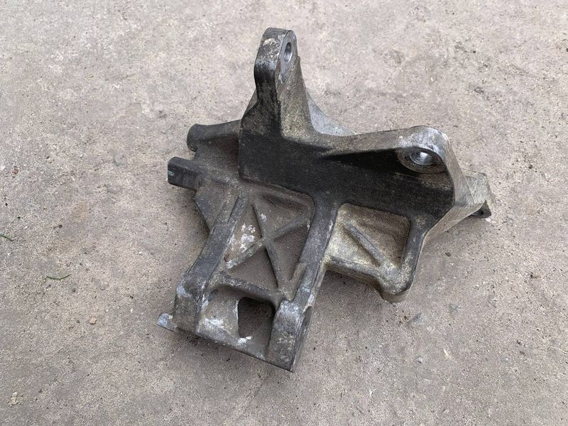 Кронштейн компрессора Subaru Impreza 3, 2007-2011 г., 2.0 бензин, 73611FG000, б.у. 73611FG000 фото