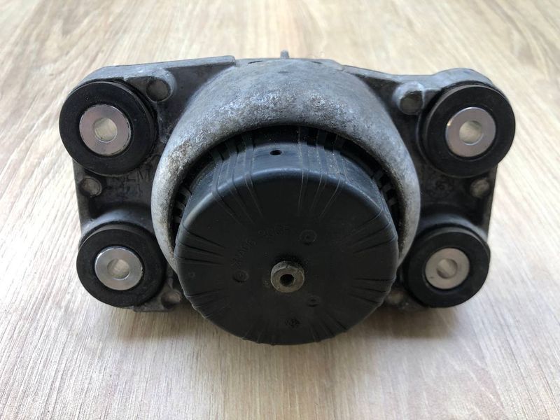 Подушка кріплення двигуна LR048781 Range Rover Vogue L405, б.в. LR048781 фото