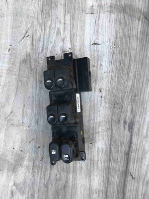 Кнопковий блок керування склопідйомниками Hyundai i30 2007-2012, б.в. 935702L010 935702L010 фото