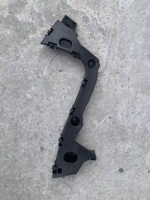 Кронштейн заднього бампера лівий Ford Focus MK3, 2014-2018 р., седан, USA, F1EB17E851B. F1EB17E851B фото