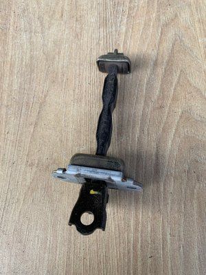 Обмежувач передніх правих дверей Nissan Almera Classic B10RS 2006-2012 р., 8043095F0A, б.в. 8043095F0A фото