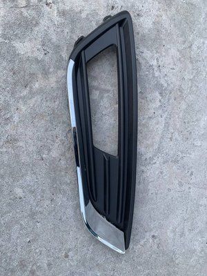 Решітка переднього бампера права з хромом Ford Focus MK3, 2014-2018 р., USA, 32C2276R. 32C2276R фото