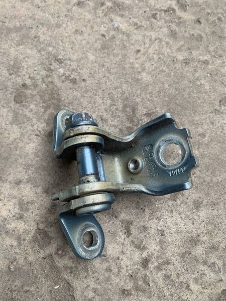 Петля передніх лівих дверей верхня Skoda Fabia 2, 5J0833401, б.в. 5J083340177 фото