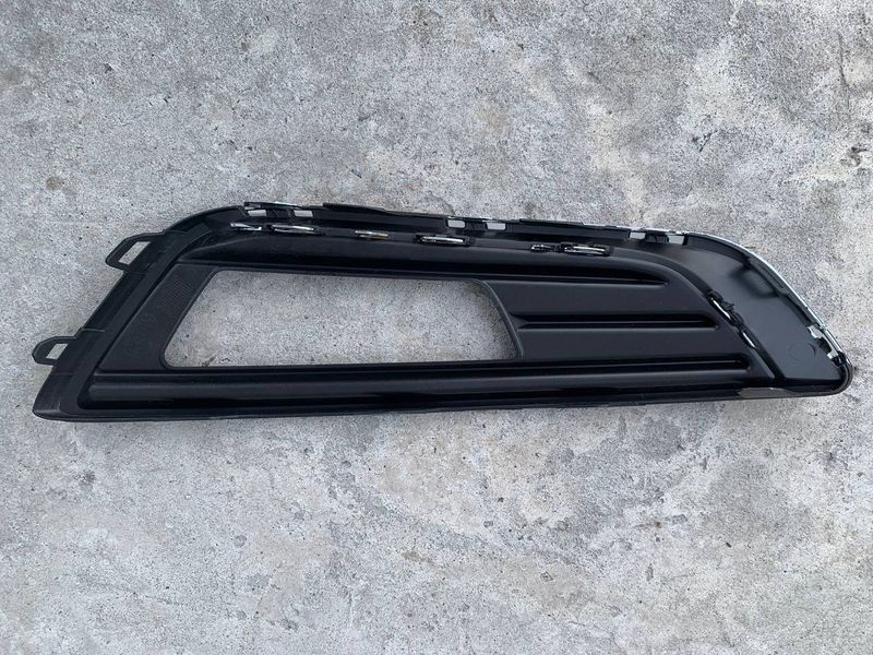 Решітка переднього бампера права з хромом Ford Focus MK3, 2014-2018 р., USA, 32C2276R. 32C2276R фото
