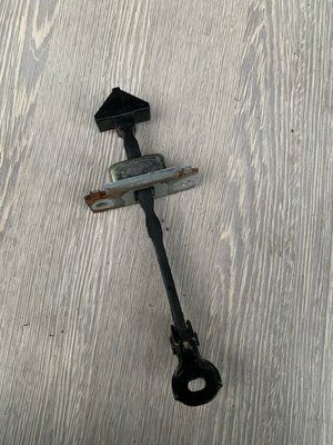Ограничитель передних правых дверей Mazda 3 BK, хэтчбек, 2003-2009 г., BP4K58270G, б.у. BP4K58270G  фото