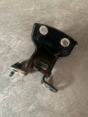 Петля передних левых дверей нижняя Chevrolet Aveo T200, 2006 г., 96541423, б.у. 9654142300 фото