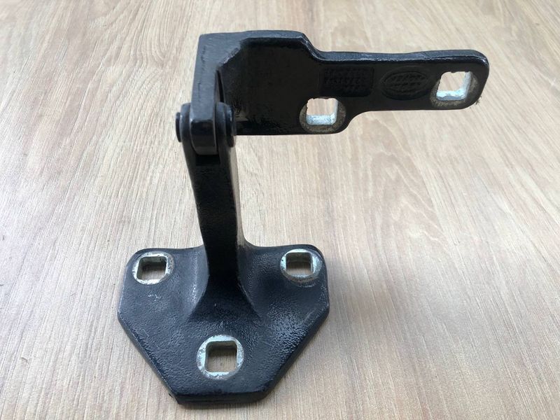 Петля крышки багажника правая нижняя LR036598, CPLA429A14A Range Rover Vogue L405, б.в. LR036598, CPLA429A14A фото