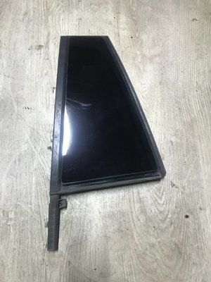 Форточка задних левых дверей Skoda A7, б.у. 0909000 фото