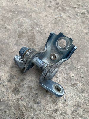 Петля передних правых дверей нижняя Skoda Fabia 2, 5J0833412, б.в. 5J0833412669 фото