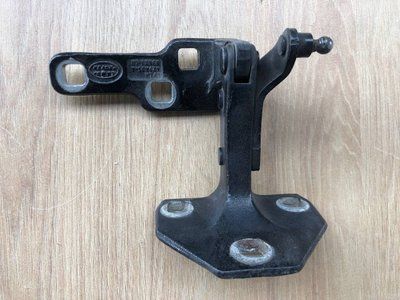 Петля кришки багажника нижня ліва LR048168, LR096528, CPLA429A15A Range Rover Vogue L405, б.в. LR048168, LR096528, CPLA429A15A фото