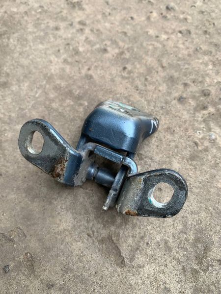 Петля передних правых дверей нижняя Skoda Fabia 2, 5J0833412, б.в. 5J0833412669 фото