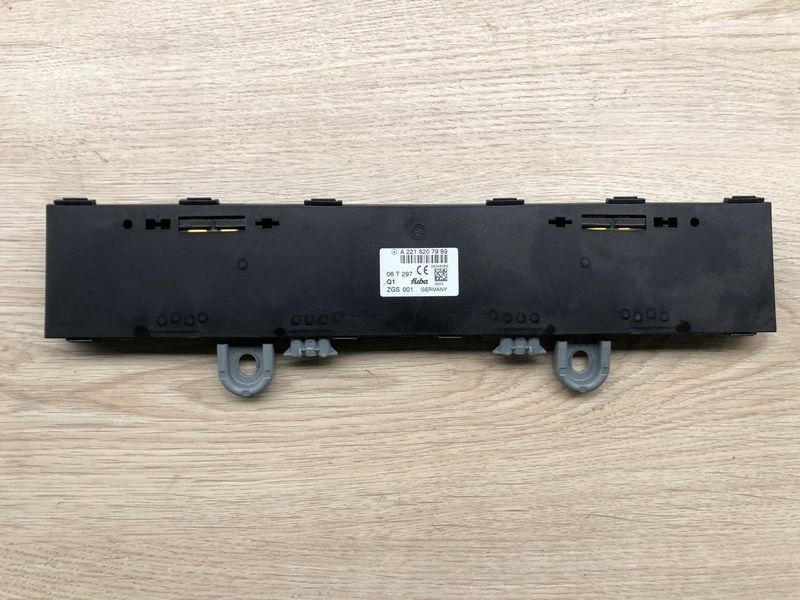 Антенна усилитель на крыше сзади Mercedes W221, S-класс, б.у. 2218207989 фото