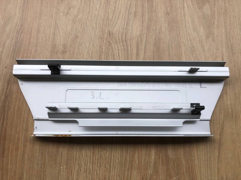 Накладка на порог салона сзади левая LR035836, CPLA13245AD Range Rover Vogue L405, б.у. LR035836, CPLA13245AD фото