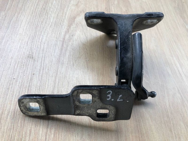 Петля крышки багажника нижняя левая LR048168, LR096528, CPLA429A15A Range Rover Vogue L405, б.у. LR048168, LR096528, CPLA429A15A фото