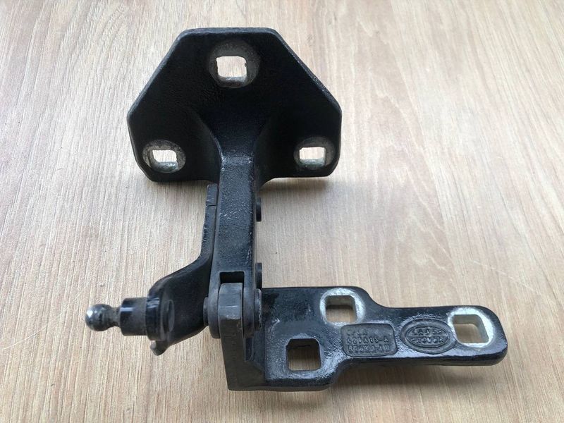 Петля крышки багажника нижняя левая LR048168, LR096528, CPLA429A15A Range Rover Vogue L405, б.у. LR048168, LR096528, CPLA429A15A фото