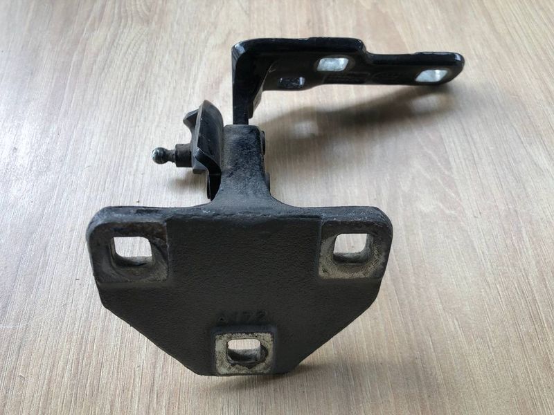 Петля крышки багажника нижняя левая LR048168, LR096528, CPLA429A15A Range Rover Vogue L405, б.у. LR048168, LR096528, CPLA429A15A фото
