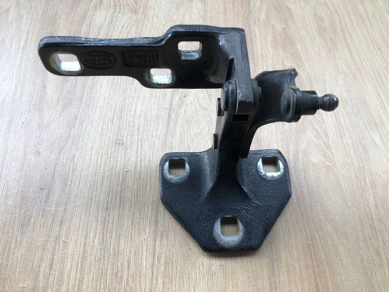 Петля крышки багажника нижняя левая LR048168, LR096528, CPLA429A15A Range Rover Vogue L405, б.у. LR048168, LR096528, CPLA429A15A фото