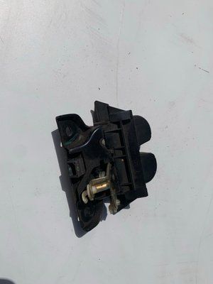 Замок кришки багажника Audi A4 B5, 2000 р., універсал, 8D9827520A, б.в.  8D9827520A фото