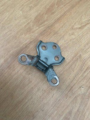Петля передніх лівих дверей верхня Chevrolet Lacetti 2004-2013 р, б. в. 96983379 96983379 фото