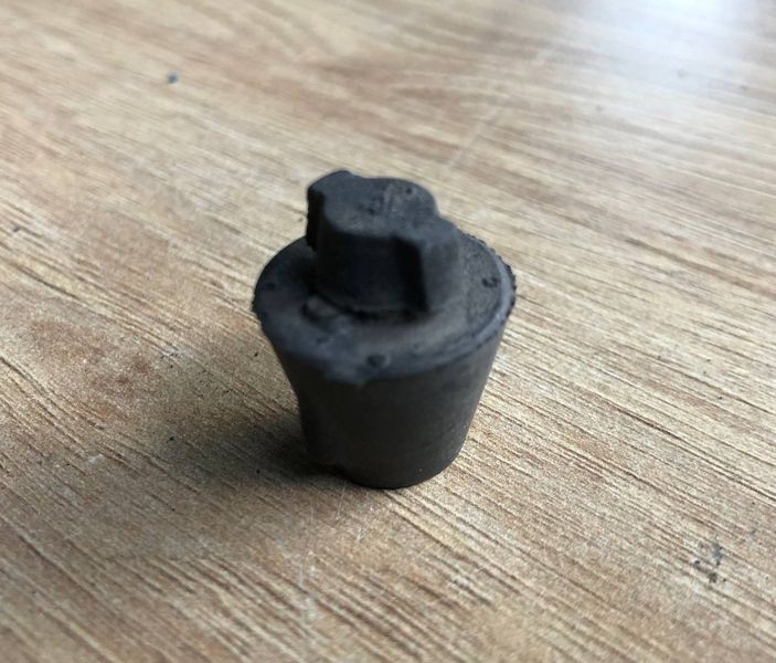 Демпферный отбойник на капоте LR006639, 6H5216K808BA Range Rover Vogue L405, б.у LR006639, 6H5216K808BA фото