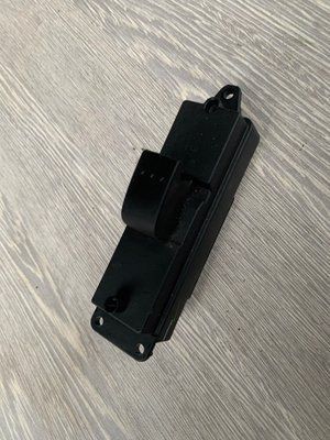 Кнопка стеклоподъемника задних правых дверей Mazda 3 BK, хэтчбек, 2003-2009 г., BP4K66380, б.у. BP4K66380 фото