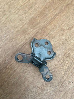 Петля передніх лівих дверей нижня Chevrolet Lacetti 2004-2013 р, б. в. 96983380 96983380 фото