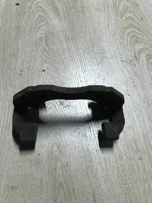 Скоба переднего левого суппорта Ford Focus MK2 1.6 бензин, 2008-2010 г, б. у. 1471710 1471710 фото