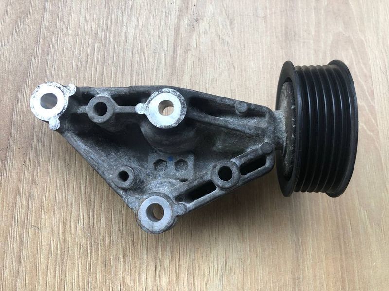 Кронштейн промежуточного шкива LR035503, CPLA8A610CA Range Rover Vogue L405, б.у. LR035503, CPLA8A610CA фото