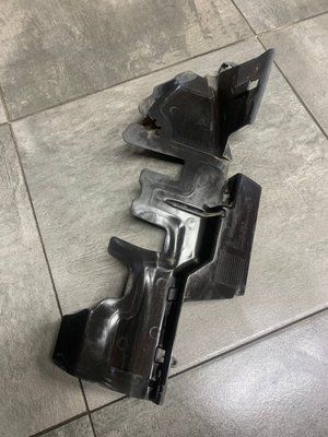 Дефлектор радіатора охолодження передній правий Volkswagen Passat B6, 2005-2011 р., 3C0121284B, б.в. 3C0121284B фото