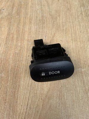 Кнопка центрального замка Nissan Almera Classic B10RS 2006-2012 г., 2521095F0A, б.у. 2521095F0A фото
