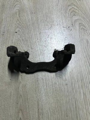 Скоба переднего правого супорта Ford Focus MK2 1.6 бензин, 2008-2010 г, б. у. 1471710 14717105 фото
