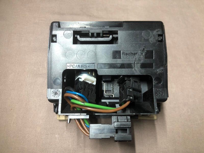 Корпус розетки и прикуривателя сзади центральной консоли Mercedes w221, S-класс 2216802550 фото
