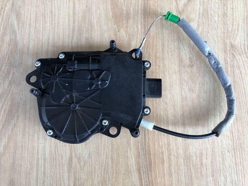 Электродвигатель двери багажника левый LR095548, LR138437, LR090183, CPLA404C10CA Range Rover Vogue L405, б.у. LR095548, LR138437, LR090183, CPLA404C10CA фото