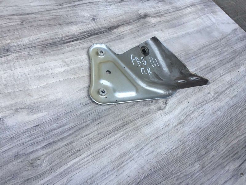 Кронштейн крила 5JA.821.142 Skoda Fabia 3, б.в. 5JA.821.142 фото