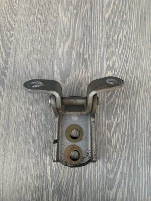 Петля передних левых дверей нижняя Nissan Almera N16, 2005 г., 804002J000, б.у. 804002J000 фото