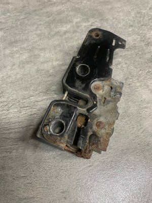 Замок капота нижня частина Volkswagen Passat B6, 2005-2011 р., 3C1823509D, б.в. 3C1823509D фото