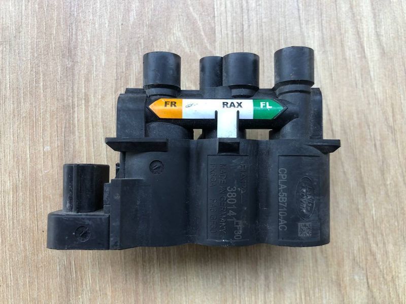 Датчик уровня подвески LR070245, CPLA5B710AC, T4K1617 Range Rover Vogue L405, б.у. LR070245, CPLA5B710AC, T4K1617 фото