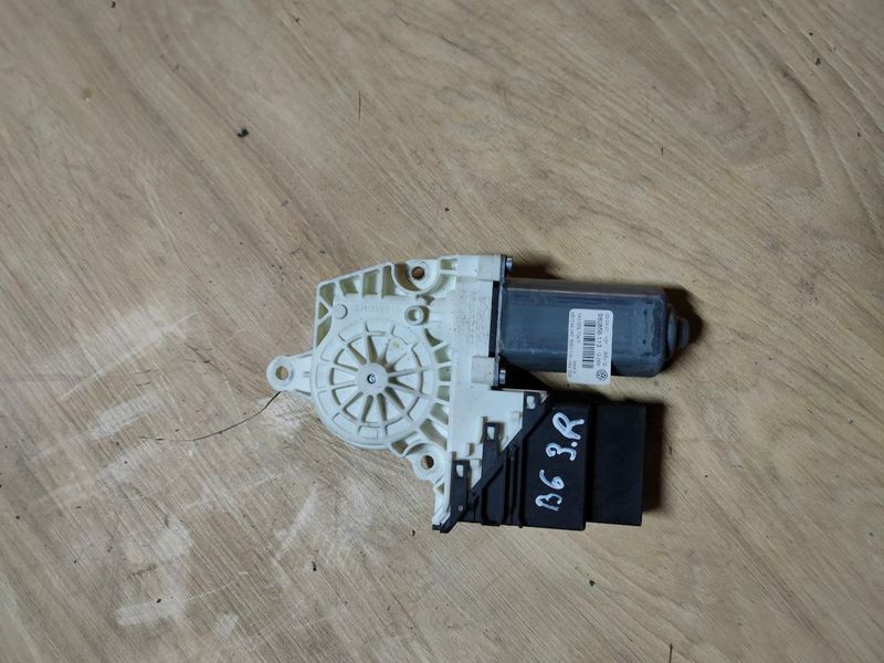 Моторчик стеклоподьемника задний правый Volkswagen Passat B6, 2009 г., 1K0959704P, б.у. 1K0959704P фото