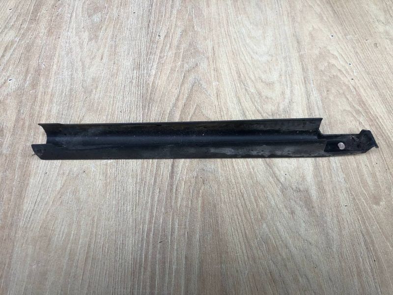 Пластикова накладка правої петлі кришки багажника Mercedes W220 S-class, б.в 2208210236 2208210236 фото