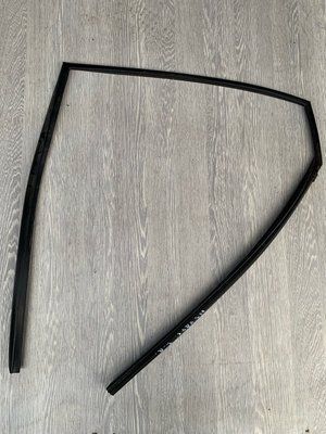 Уплотнитель стекла задних правых дверей Mazda 3 BK, хэтчбек, 2003-2009 г., б.у. 8978987 фото