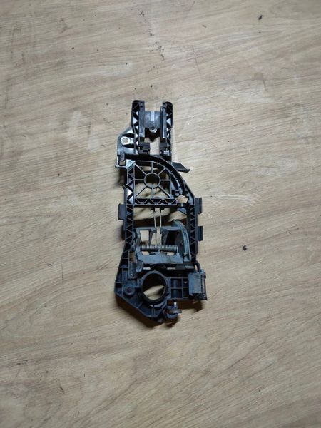 Кронштейн ручки наружной задней правой Volkswagen Passat B6, 2009 г., 3C0837886J, б.у. 3C0837886J фото