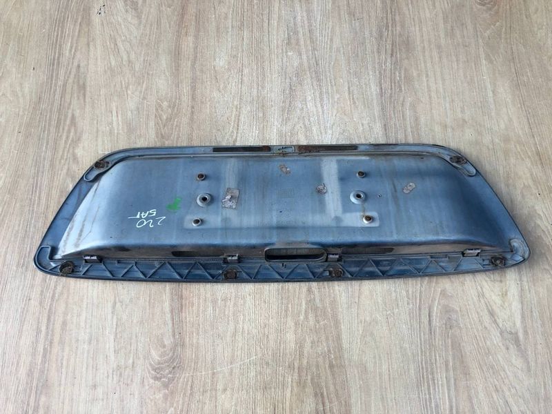 Накладка крышки багажника под номер Mercedes W220 S-class, б.у 2207500081  2207500081 фото